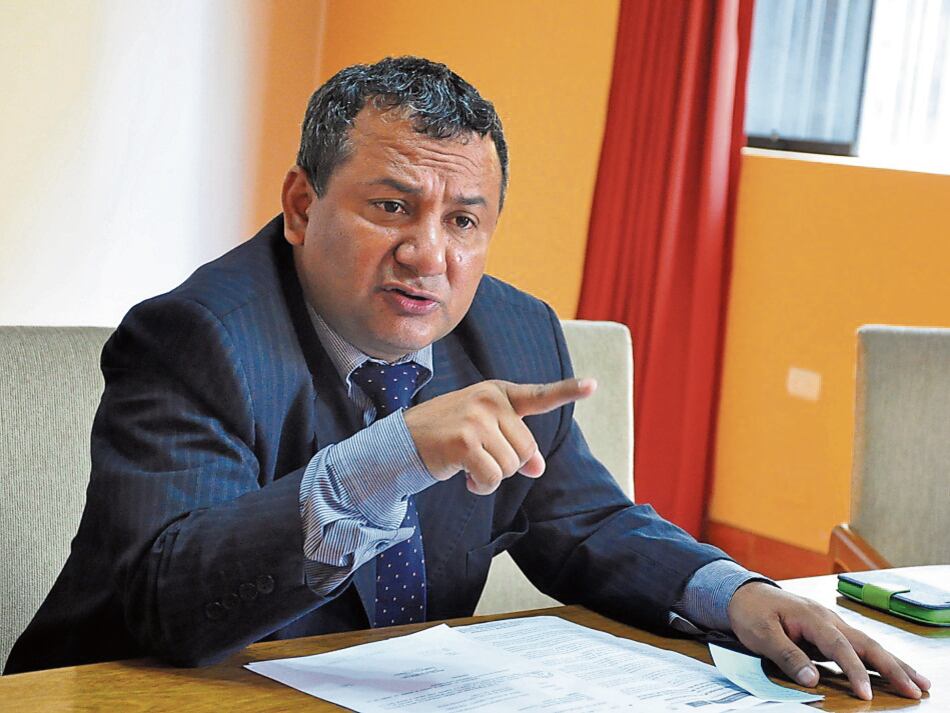 Ever Cadenillas considera que no están cumpliendo con su labor, tras las amenazas a la presidenta del Consejo Regional, Lorena Carranza.