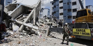 Integrantes del Ejercito de Colombia y voluntarios realizan una operación de rescate en los escombros de un edificio tras el terremoto de magnitud 7,4, en el sector de La Lorena en Pereira, Colombia, el 11 de agosto de 2026. (Carlos Ortega / EFE)