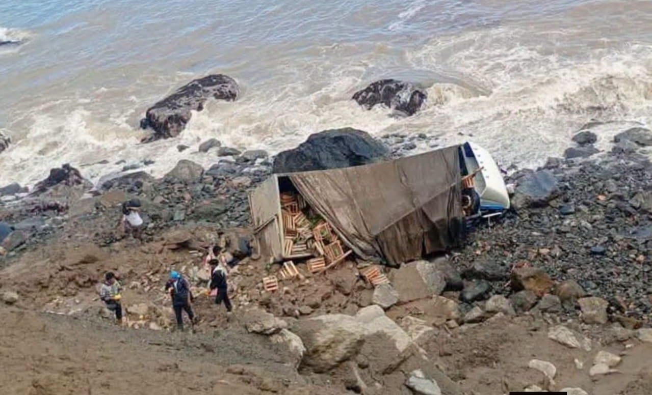 Camón cargado de productos cayó a la orilla del mar en la zona de Quebrada Honda en la Panmericana Sur