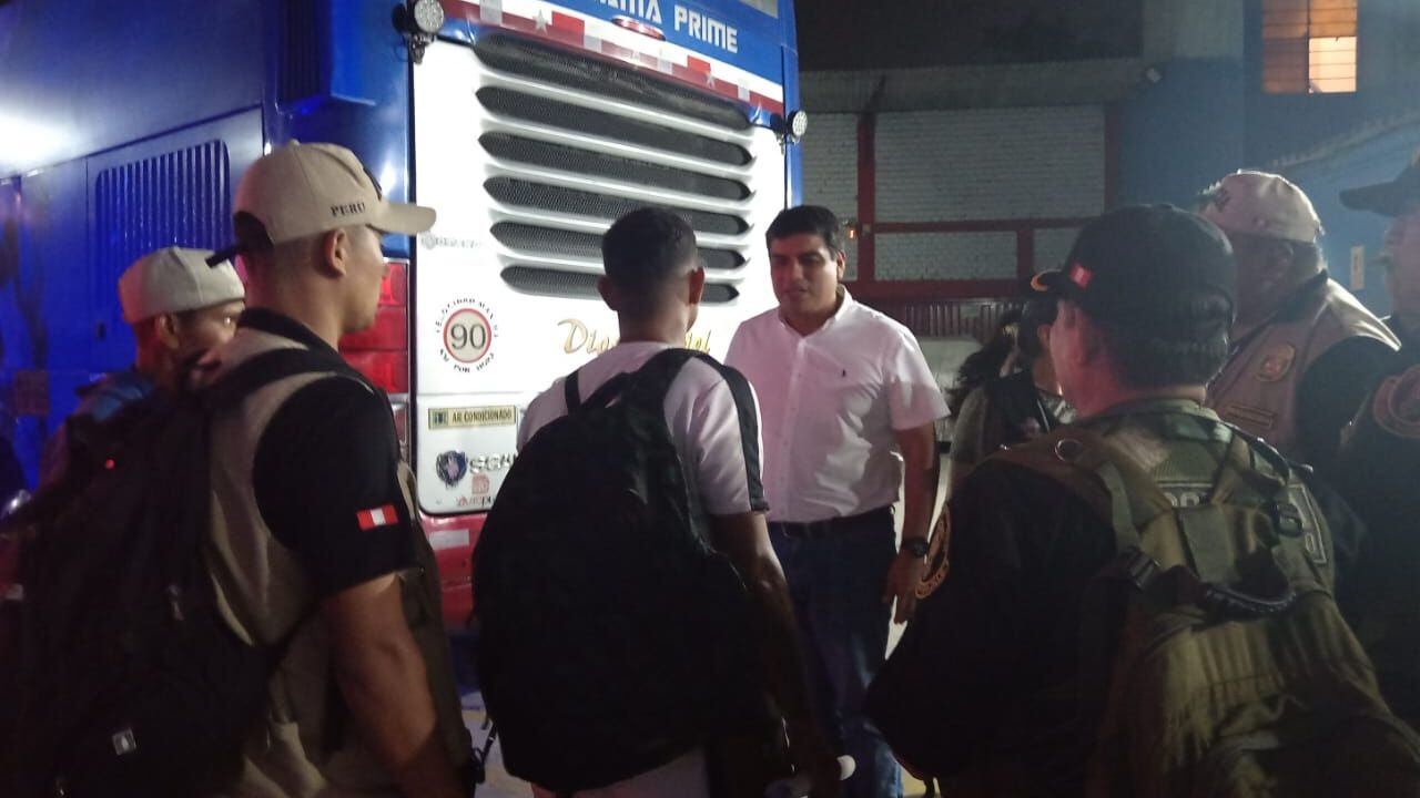 Alcalde de Trujillo, Mario Reyna, facilitó la compra de boletos vía terrestre para los inmigrantes y efectivos policiales de custodia.