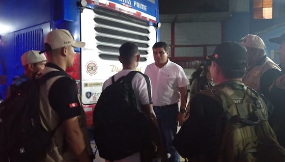 Alcalde de Trujillo, Mario Reyna, facilitó la compra de boletos vía terrestre para los inmigrantes y efectivos policiales de custodia.