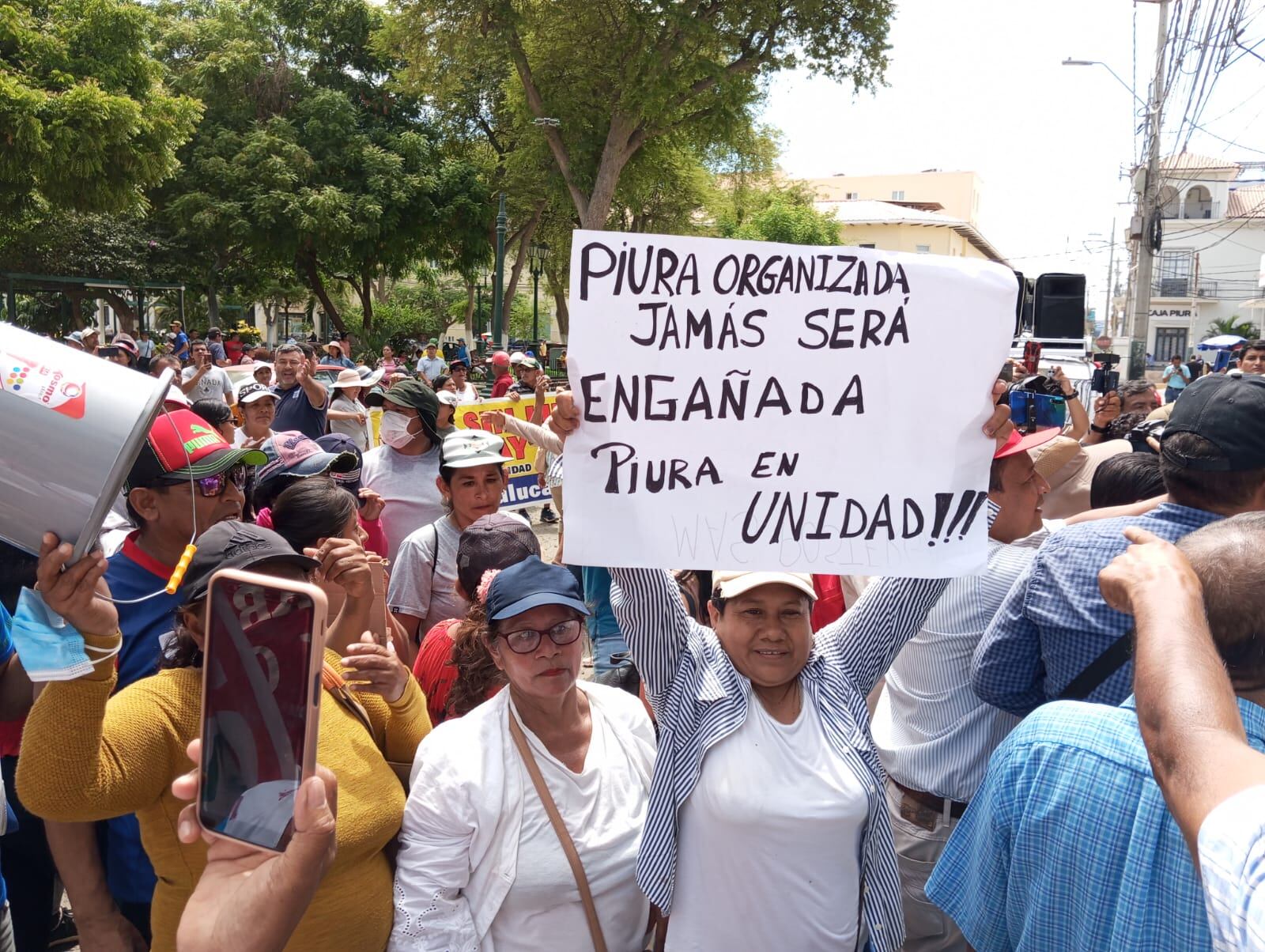 El viceministro de Vivienda, Jorge Bustamante, aseguró que el expediente técnico no perderá vigencia, pese a que vence en dos meses. Aseguró que en junio se realizará la licitación de este megaproyecto. Los decanos de los colegios profesionales criticaron a la ministra de Vivienda, Hania Pérez de Cuéllar.