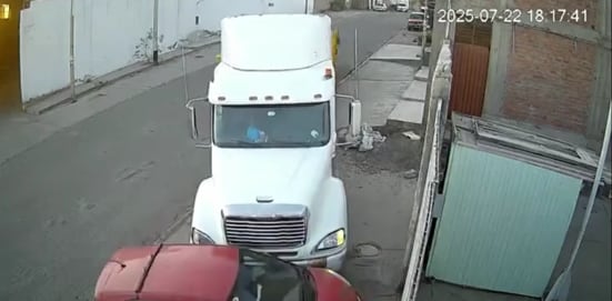 Una persona resultó herida y el conductor responsable permanece como no habido