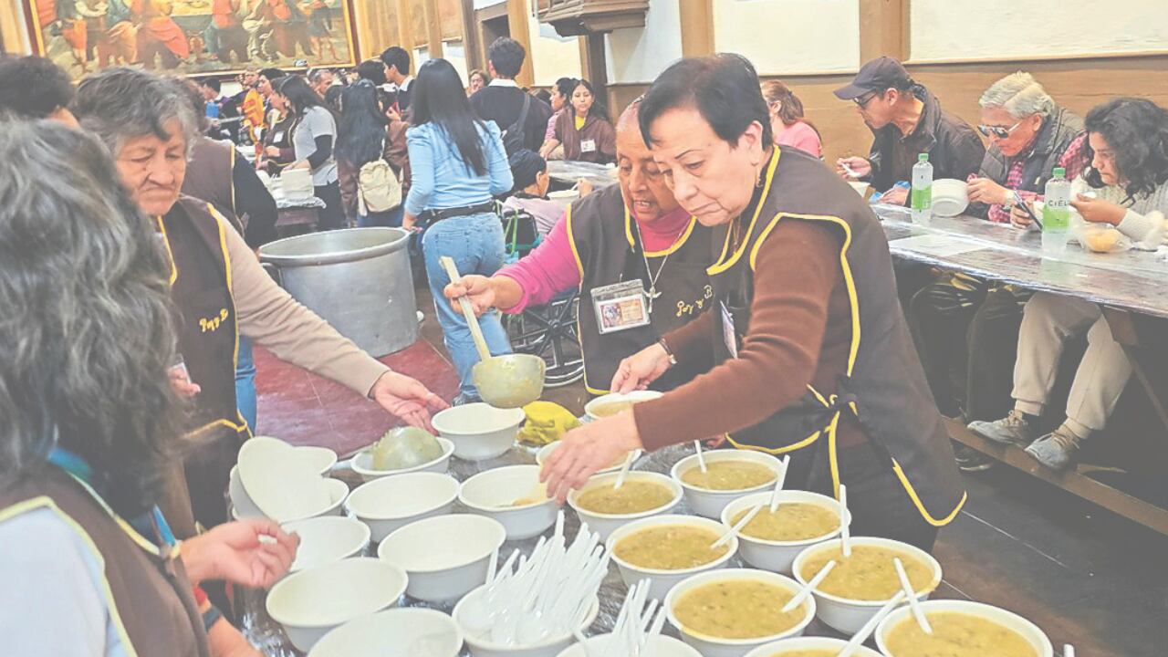 Creyentes formaron largas colas para reconfortarse en cuerpo y alma con el tradicional puchero de carne y verduras, servido cada 2 de agosto.