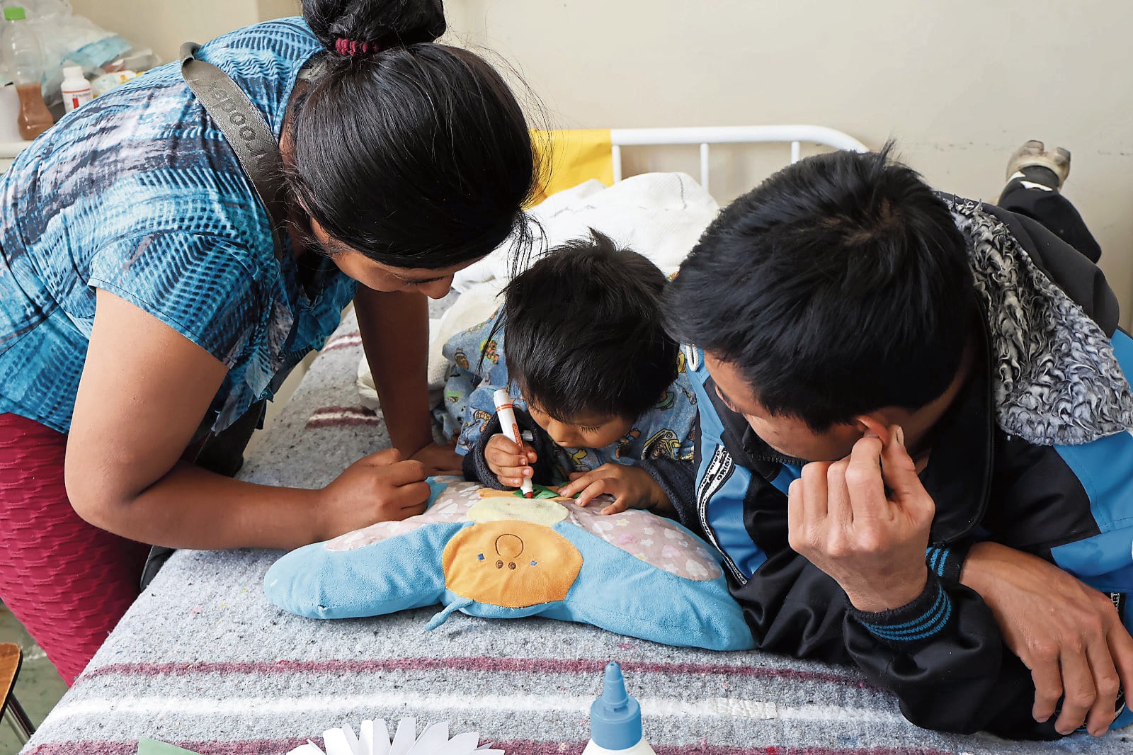 Estudiantes aprenden desde camas de hospital en Arequipa