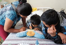 Estudiantes aprenden desde las camas de un hospital en Arequipa