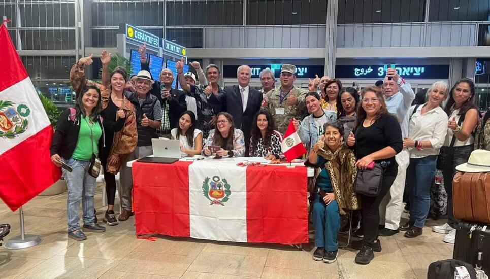 Connacionales varados en Israel esperan el abordar avión presidencial.