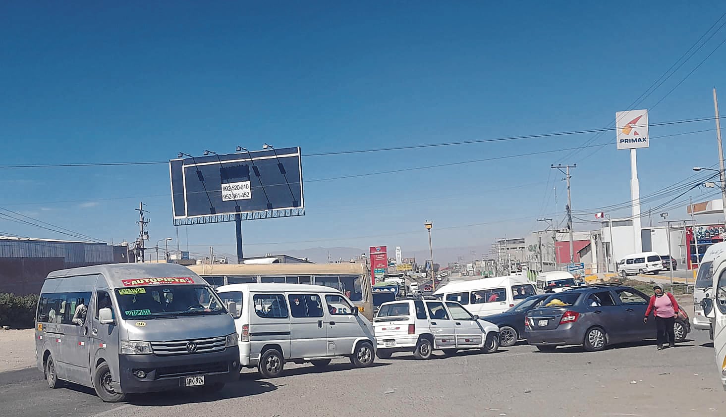 Menores de edad ponen en riesgo a los pasajeros que llevan en Cerro Colorado. (Foto: Fanny Arotaipe/@photo.gec)