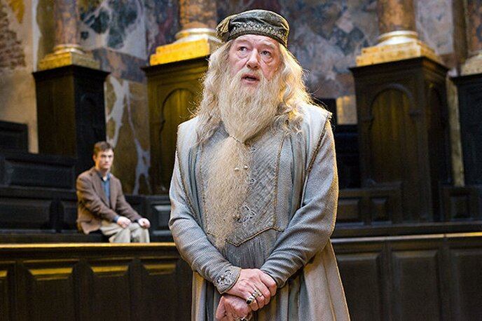 Además de Albus Dubledore, Gambon también se hizo muy popular por su interpretación del detective de origen francés Jules Maigret en la serie Maigret, emitida en el canal británico ITV.(Foto: Difusión)