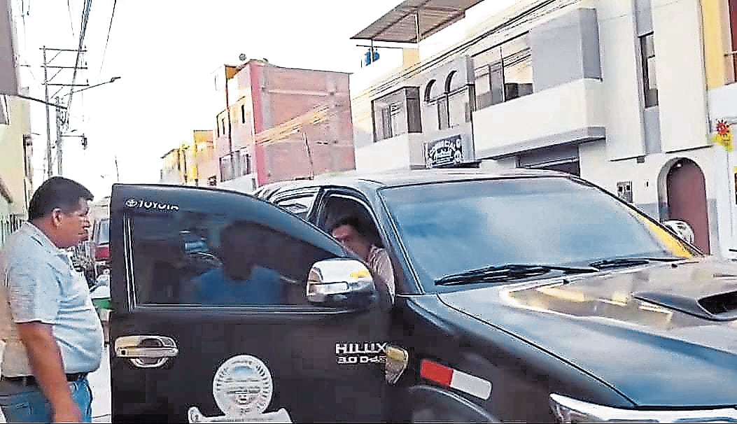 Camioneta municipal de Majes estuvo en la provincia de Camaná. Foto: Captura de video.