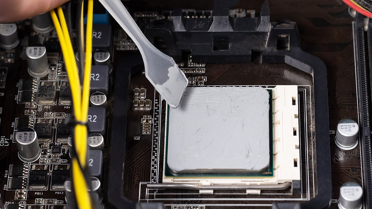 El “estrangulamiento térmico” reduce la potencia del procesador para evitar daños. Especialistas advierten que el mantenimiento preventivo puede extender la vida útil del equipo.