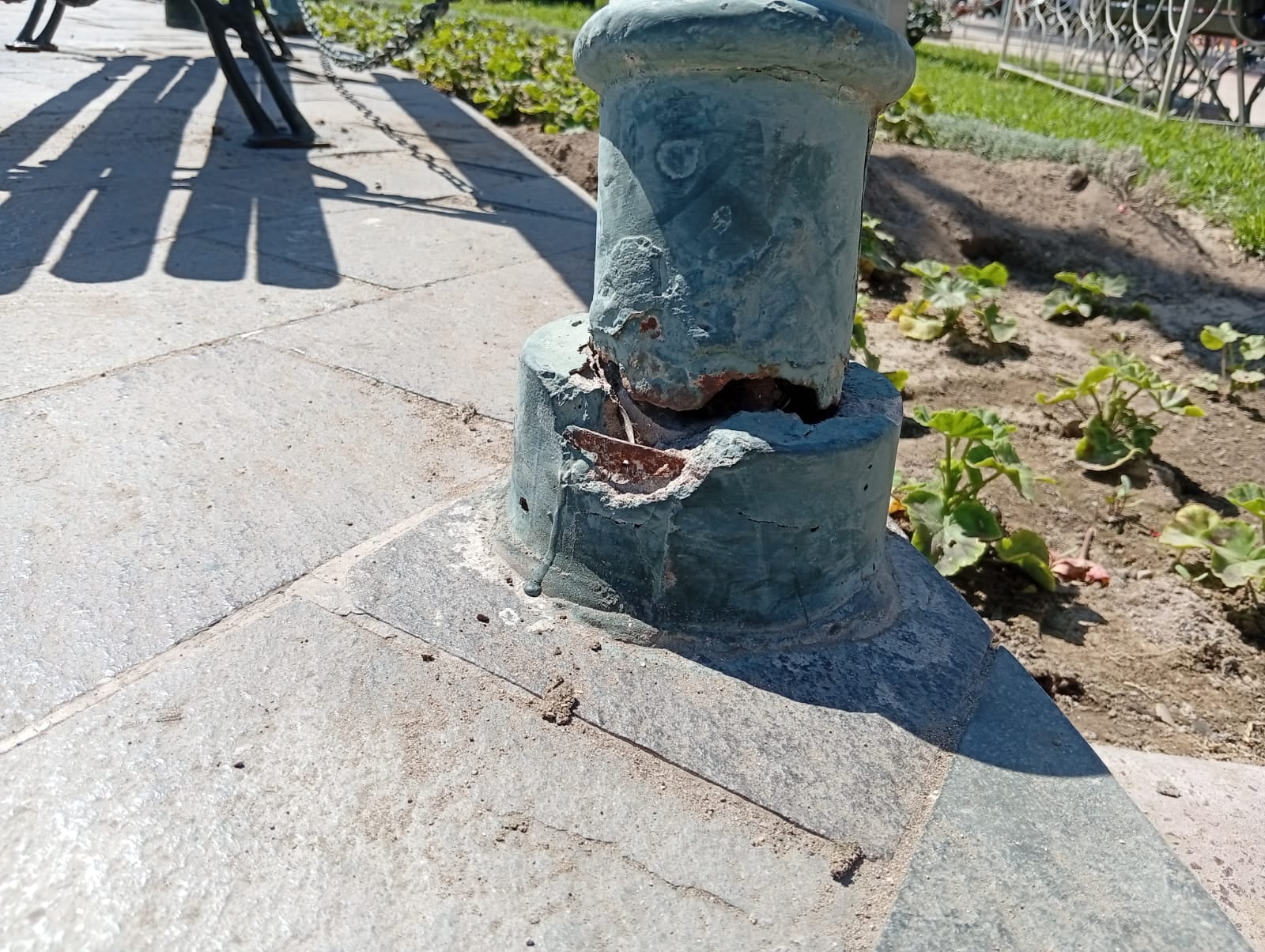 Rotos se hallan los postes de farolas que forman parte del conjunto. (Foto: Adrian Apaza)