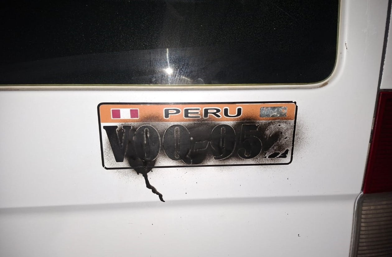 Cubren con pintura la placa de rodaje de vehículo siniestrado