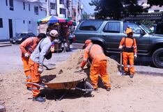 Comuna de Trujillo rellena zanjas que Sedalib dejó abiertas medio año en la Urb. El Recreo