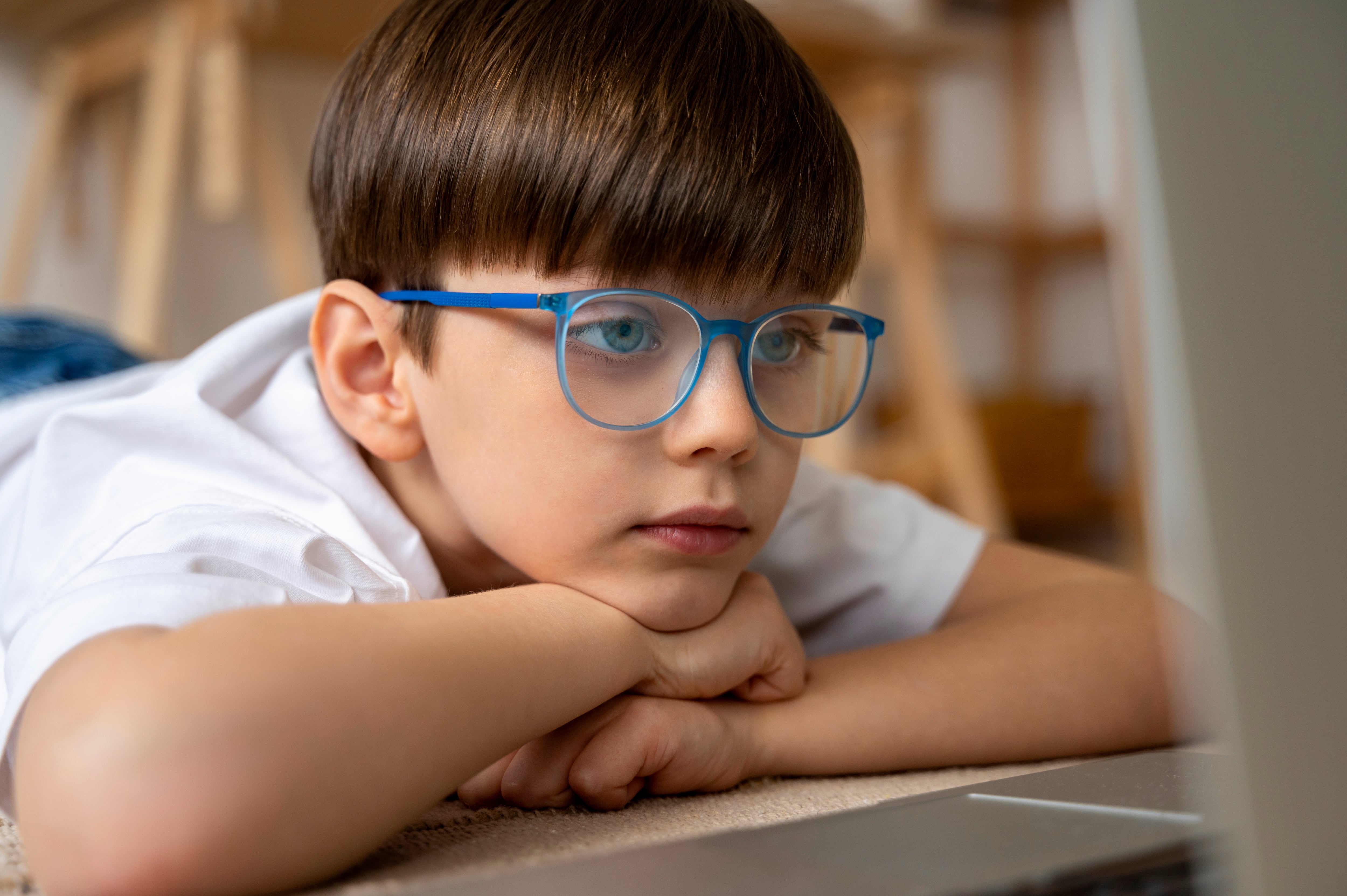 Los niños no siempre pueden identificar o comunicar que están viendo mal. Reconocer cambios en sus hábitos y realizar controles oftalmológicos permite detectar oportunamente problemas de visión.