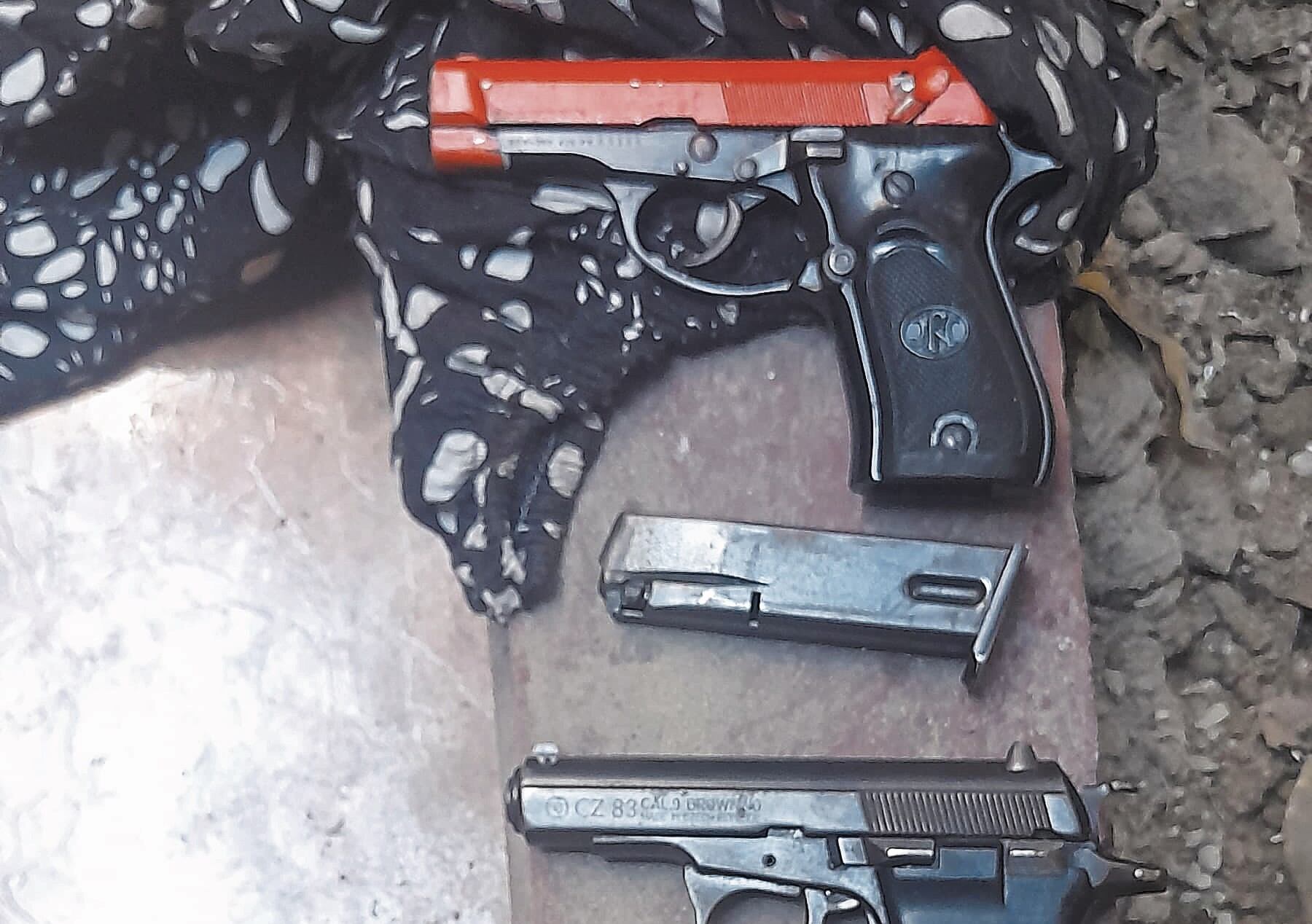 Armas y municiones se encontraron enterradas en inmueble. Foto: difusión.