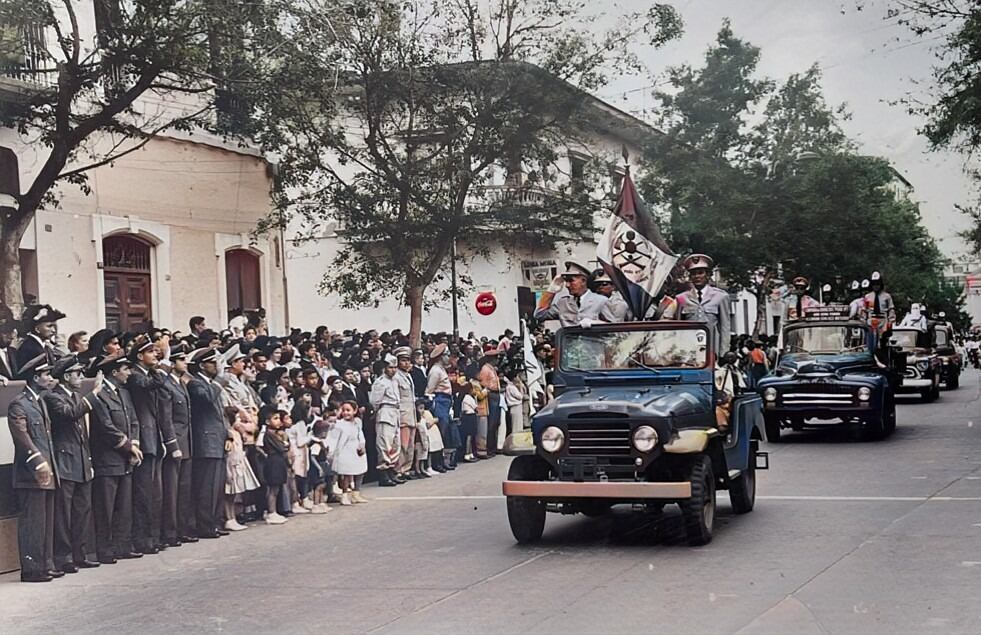 La Compañía de Bomberos N° 25 durante el desfile de Fiestas Patrias, en 1954.
