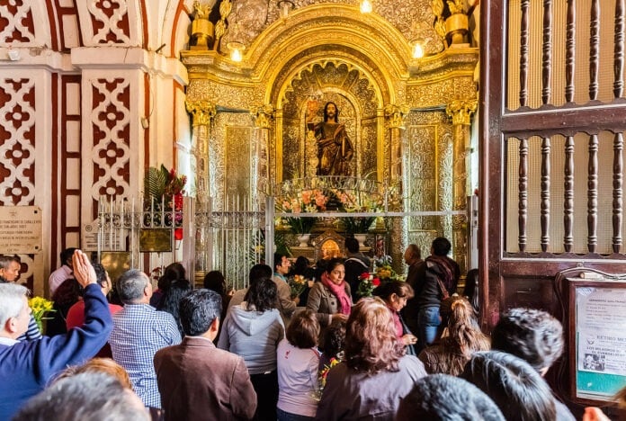 Fiestas Patrias: devotos llegaron desde la madrugada para visitar a San Judas Tadeo en la Basílica de San Francisco. Foto: Andina.