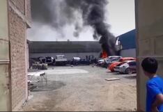Trujillo: Vehículo se incendia dentro de una cochera en el sector El Trópico en Huanchaco