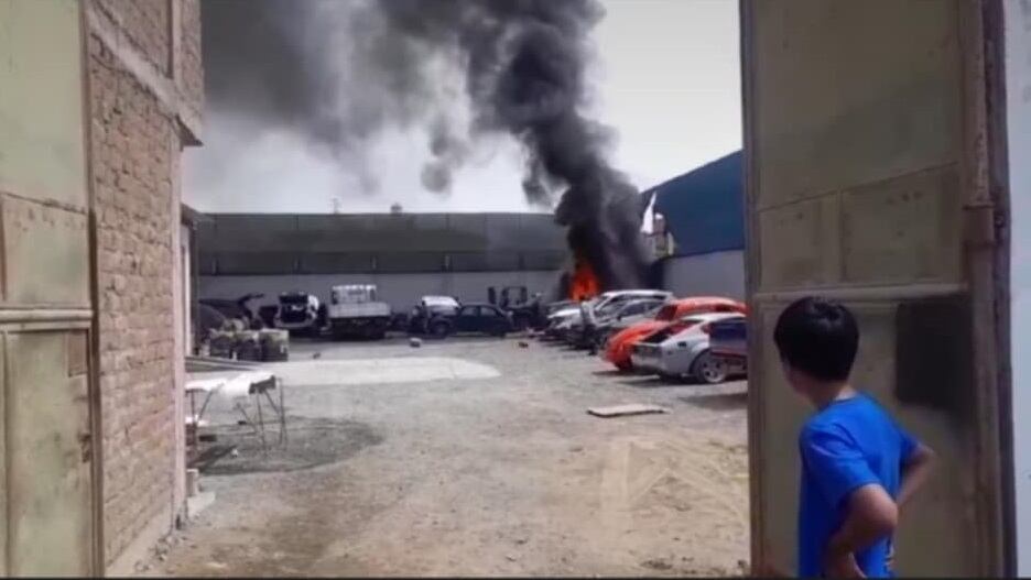 Aún se desconocen las causas exactas que habrían provocado el incendio de esta unidad móvil, pero se presume una falla en el sistema eléctrico.