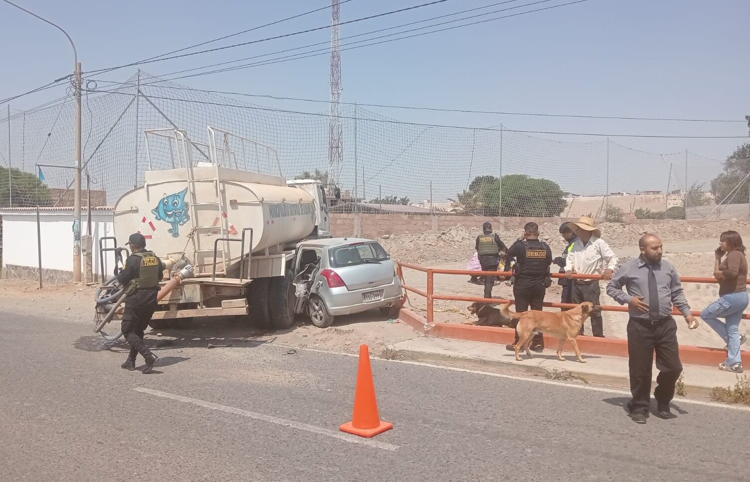 Auto se empotró en cisterna que hizo maniobra cerca de puente