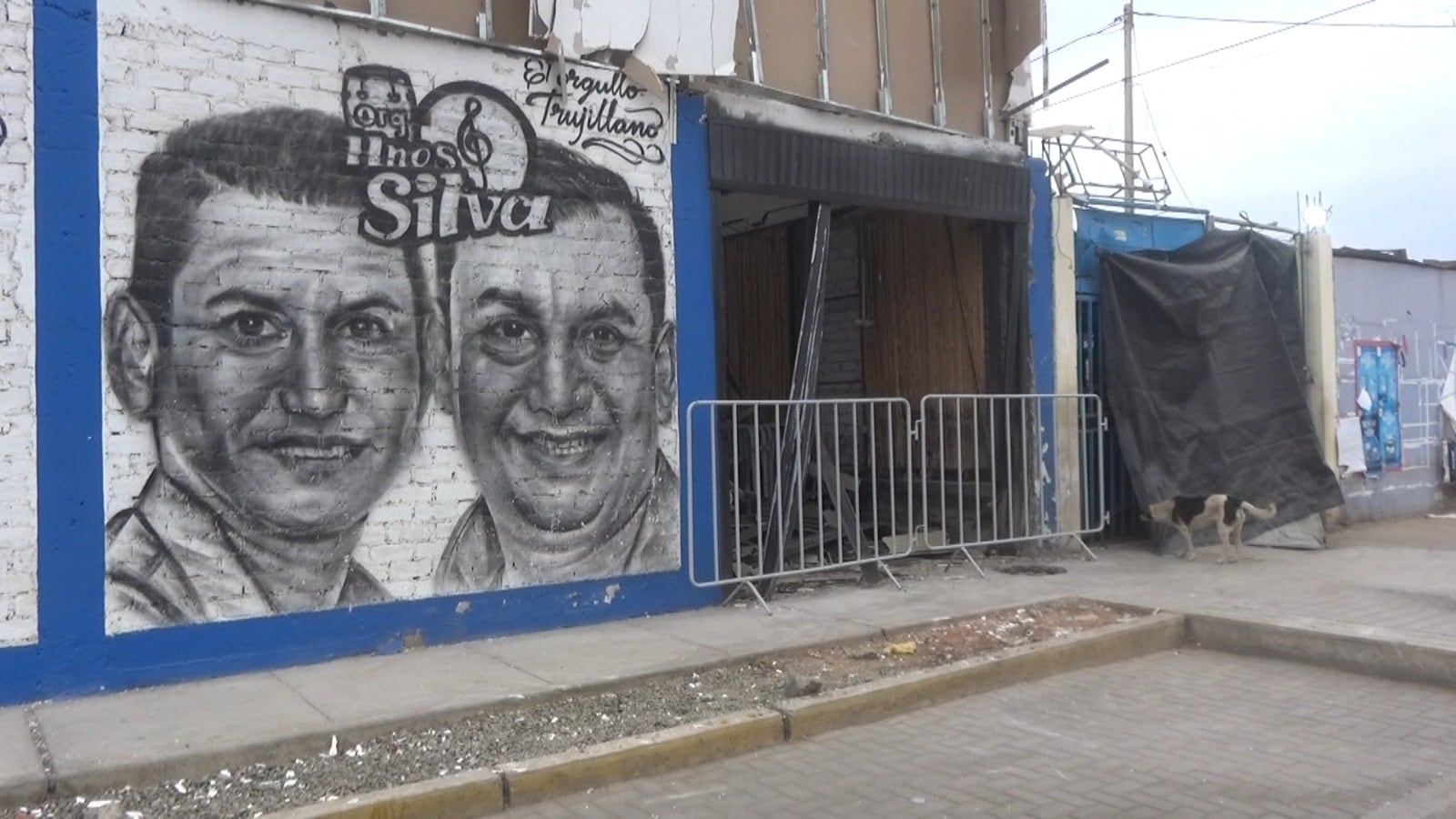 Explosión afectó la zona de ingreso al local y también a siete inmuebles.