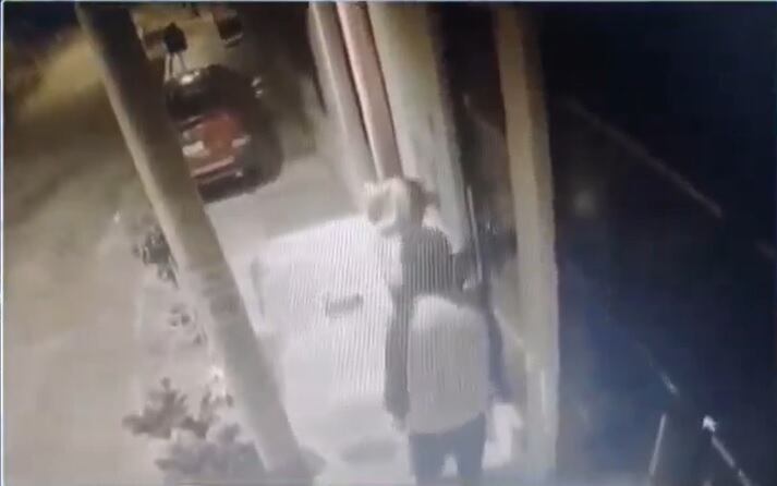 Cámaras de seguridad captaron a sospechosos forcejeando las puertas de las viviendas.