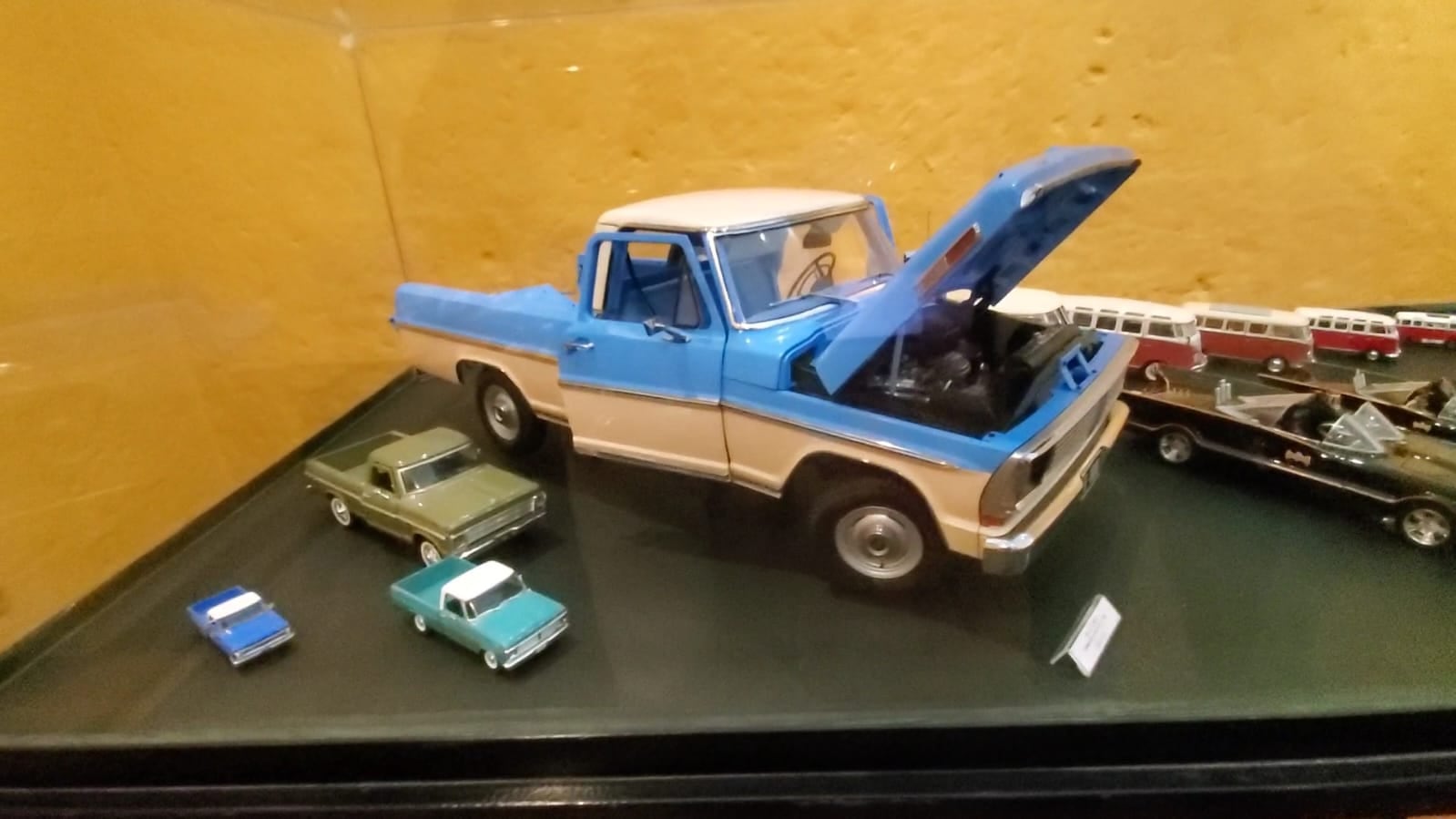 Exhiben autos de antaño en diferentes tamaños