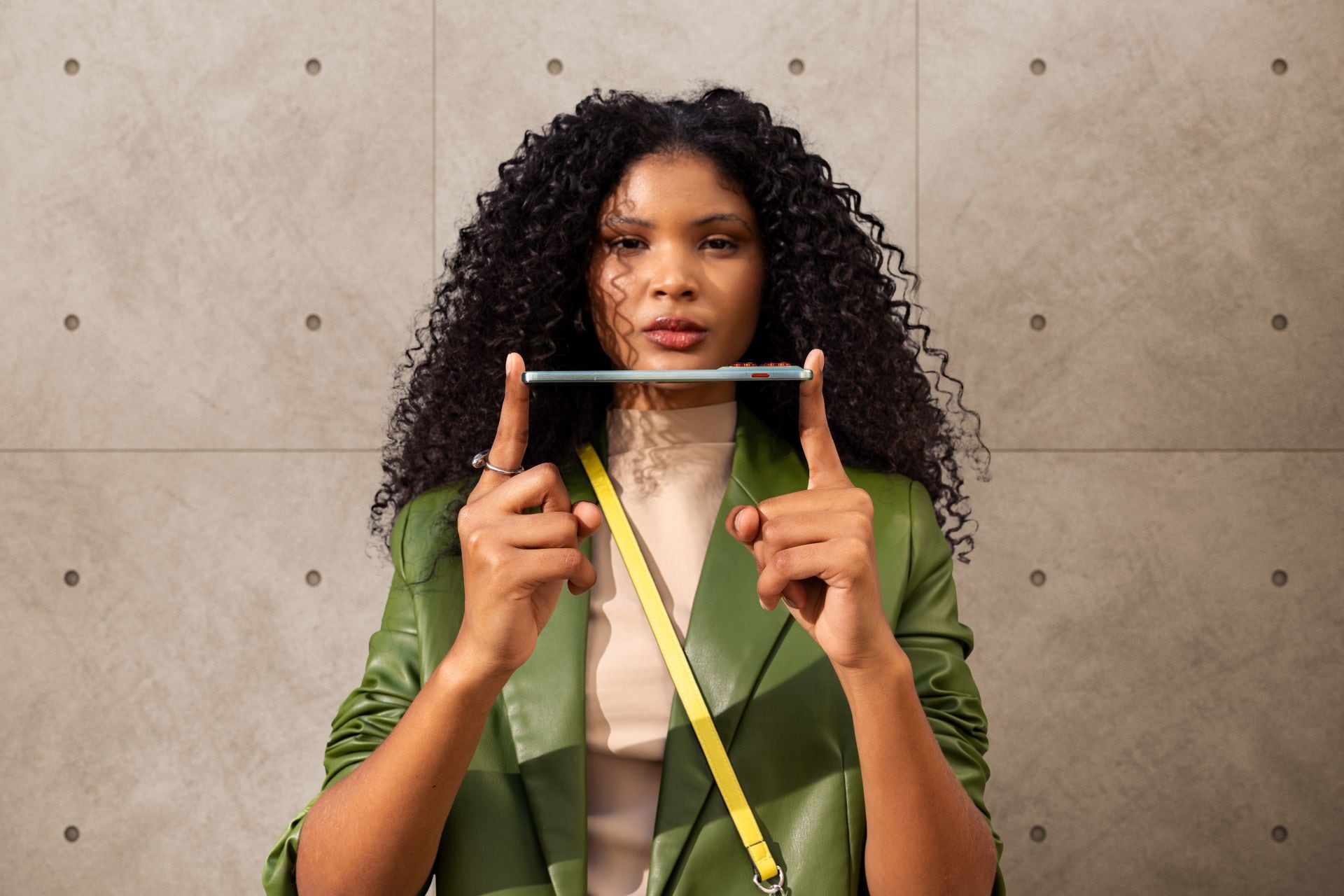 El nuevo smartphone apuesta por combinar diseño ultradelgado, resistencia estructural y autonomía prolongada en un solo dispositivo.