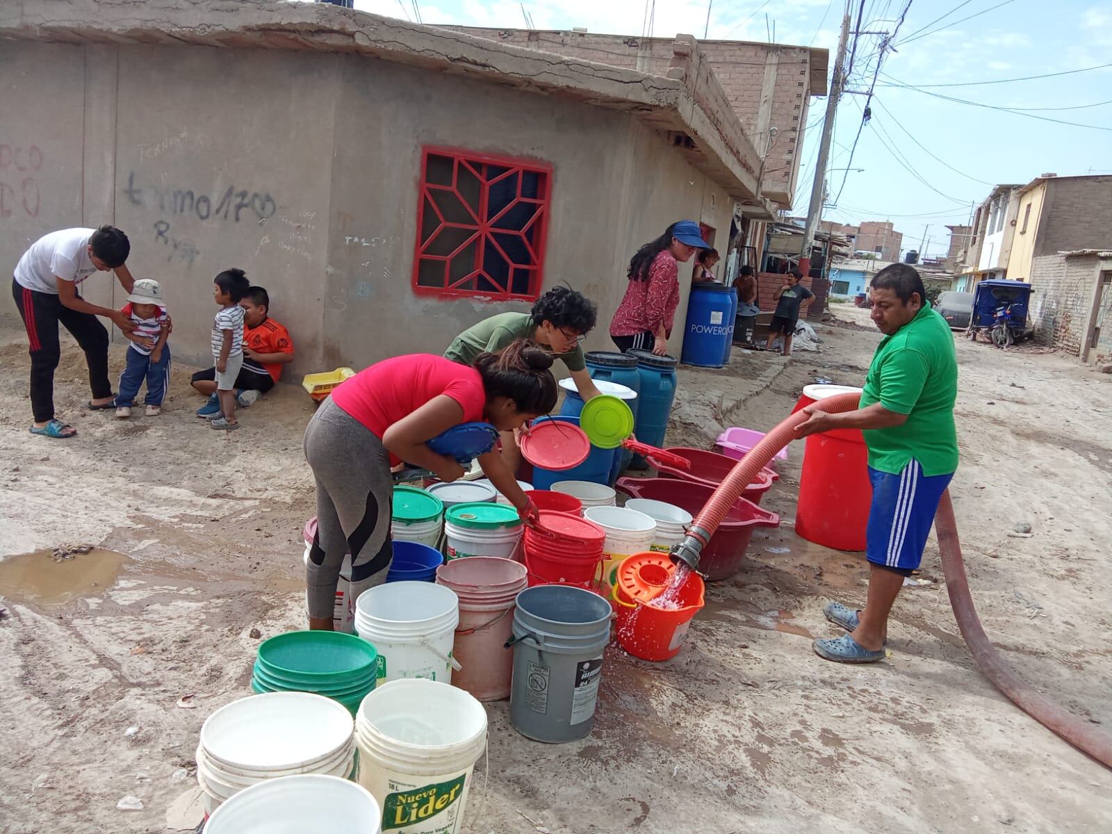 Vecinos señalaron que esperan agua de cisterna de autoridades una vez por semana.