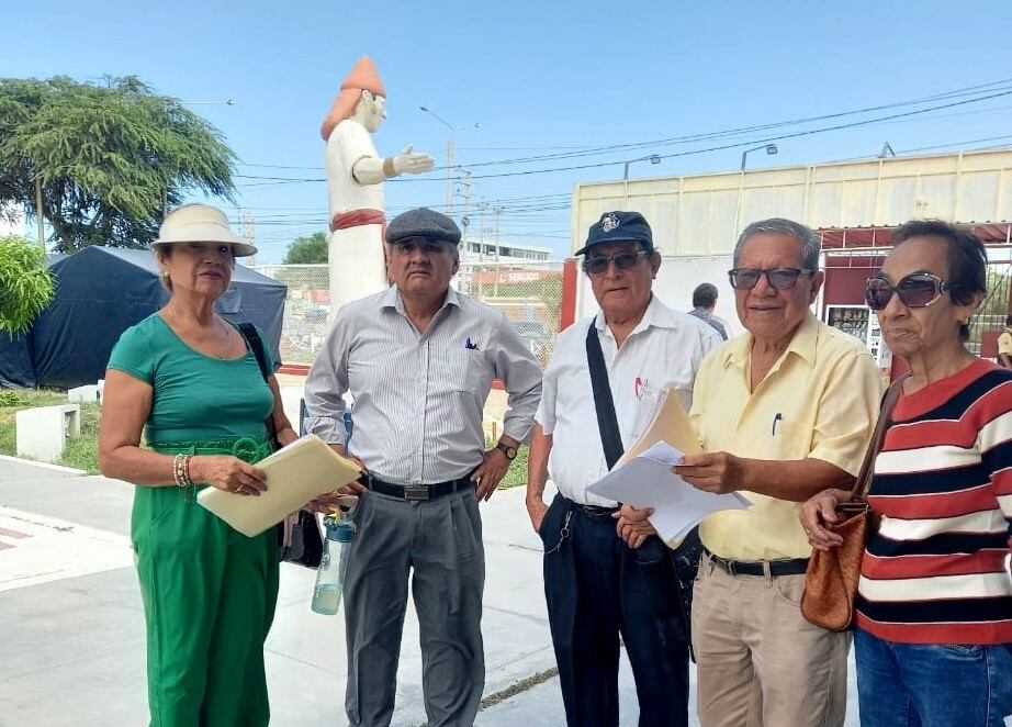 Maestros cesantes llegaron a pedir soluciones a gobernador Jorge Pérez.