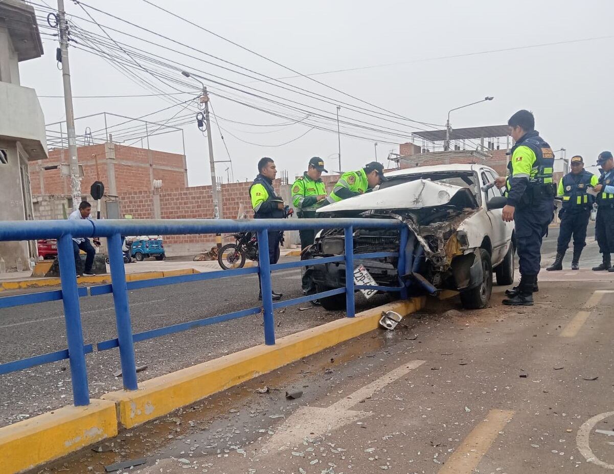 Vara de fierro atravesó al vehícuio justo a la altura del asiento del conductor
