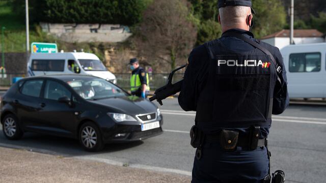 España: ladrón roba vehículo y al percatarse que había un niño en en interior lo deja en una gasolinera