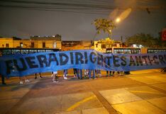 Hinchas de Sporting Cristal protestan en la DIVIAC contra Joel Raffo (GALERÍA)