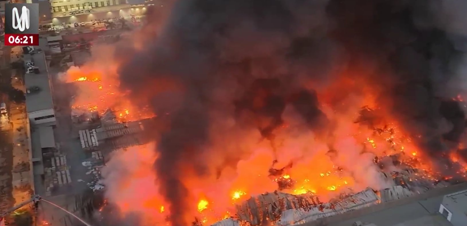 El fuego comenzó durante la madrugada en un almacén de la avenida San Genaro y obligó a acordonar la zona mientras continúan las labores de emergencia. FOTO: CAPTURA CANAL N.