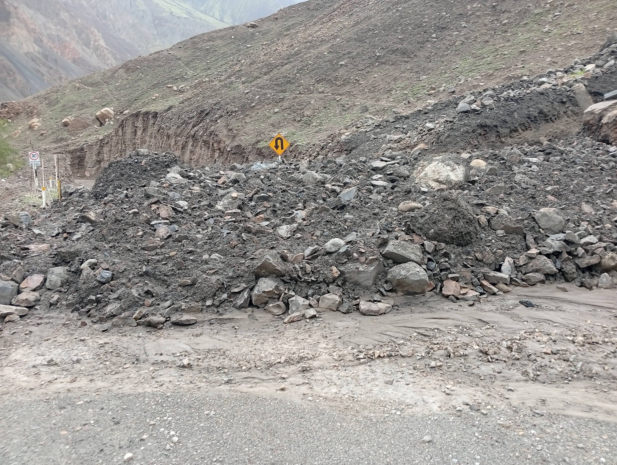 Derrumbe bloquea vía Huambo-Canco-Ayo en Caylloma. Foto: Municipalidad de Huambo.