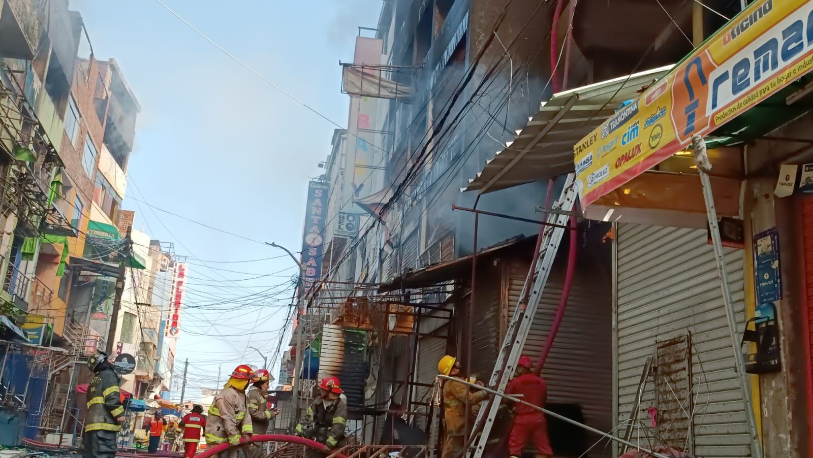 Siete compañías de bomberos controlaron el incendio.