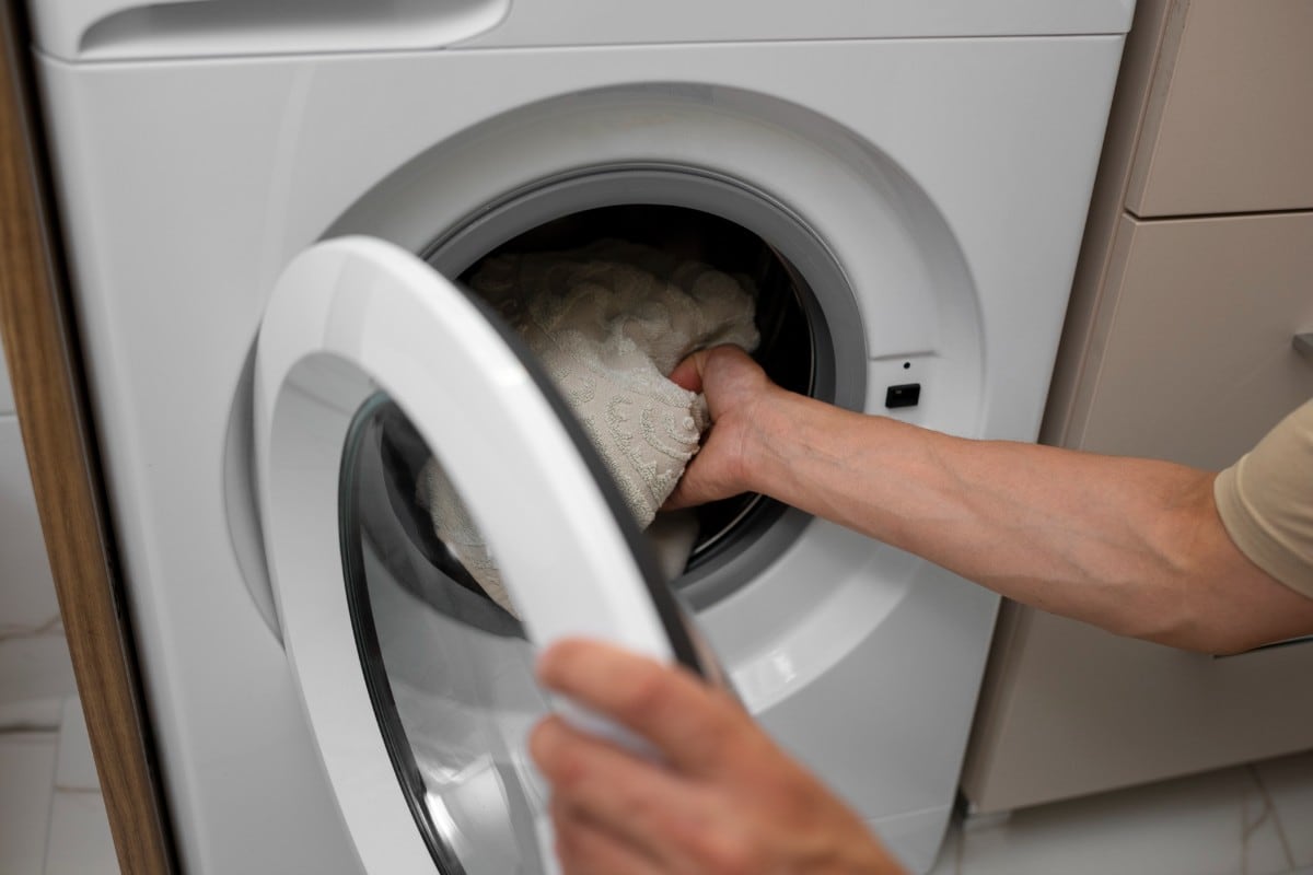 El llamado “consumo fantasma” sigue activo incluso con equipos apagados y puede elevar el recibo de luz durante ausencias prolongadas. (Foto referencial: Freepik)