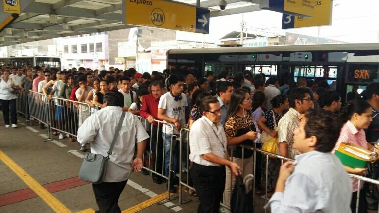 Paralización de transportistas generó las filas de pasajeros. (Miguel Bellido / El Comercio)