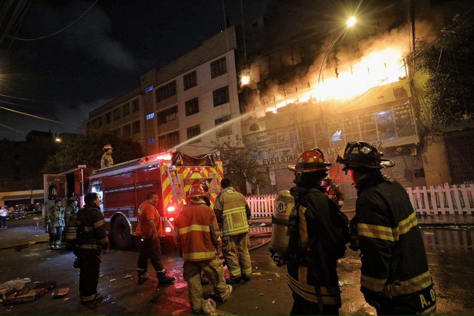 Incendio en Mesa Redonda. Foto: Joel Alonzo/ @photo.gec