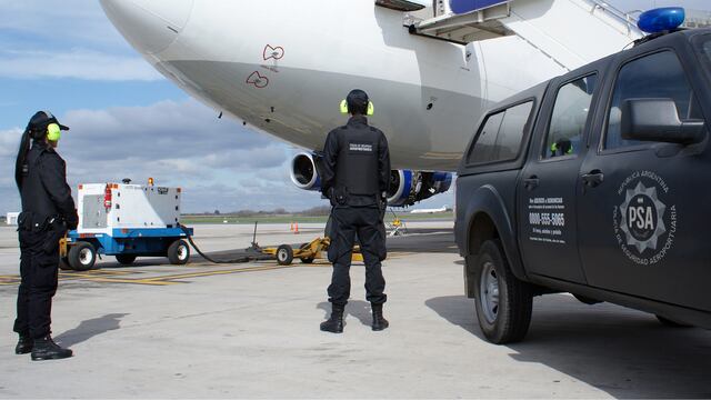 Policías de Seguridad Aeroportuaria podrán maquillarse, pintarse las uñas, usar barba y tatuajes (FOTOS) 