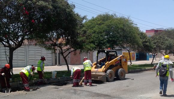 Obreros limpian, retiran escombros y reparan los baches en la ex Cirunvalación. (Foto: Adrian Apaza)