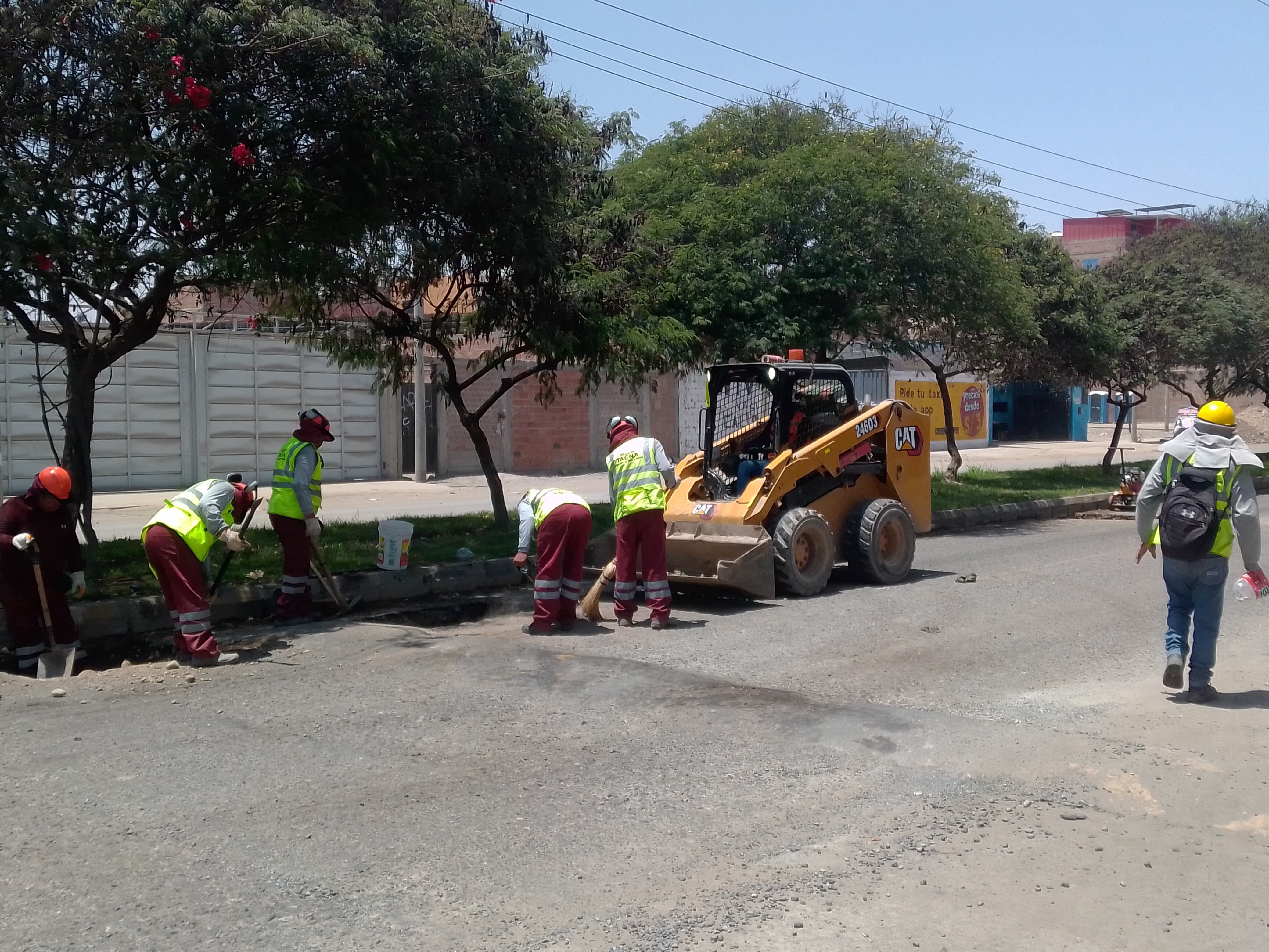 Obreros limpian, retiran escombros y reparan los baches en la ex Cirunvalación. (Foto: Adrian Apaza)