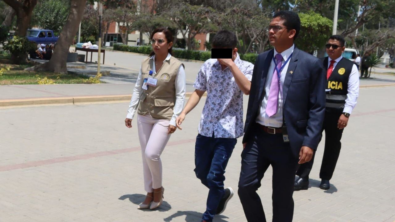 Durante el examen de admisión del área “A”. Al joven se le encontró un audifóno, chip de celular y un artilugio pequeño. (Foto: UNT)