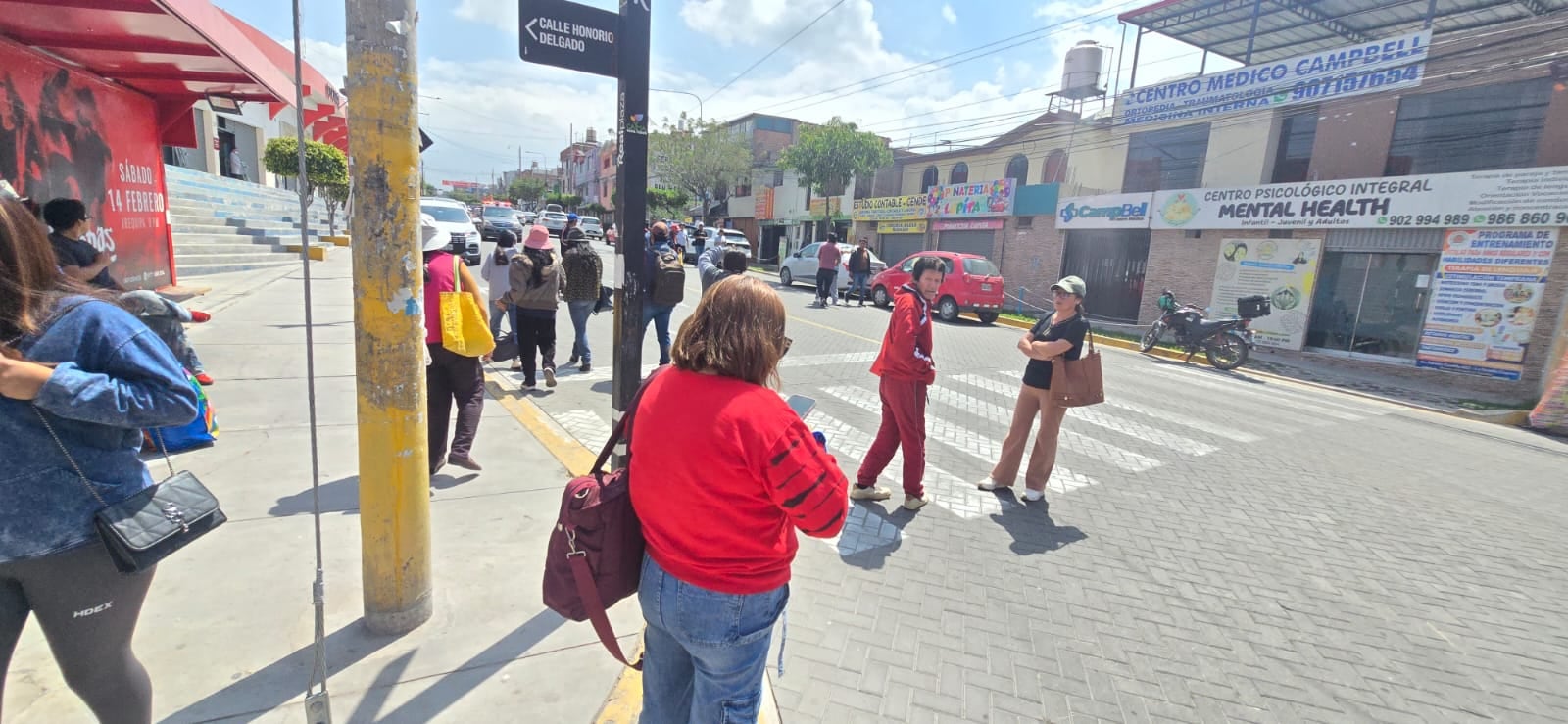 Pasajeros varados en Cayma por falta de buses del SIT. Foto: GEC.