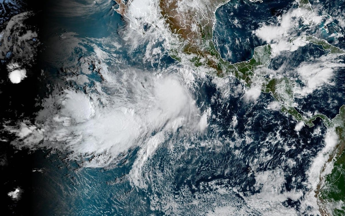 Polo ingresó a Baja California Sur durante la madrugada con vientos peligrosos y lluvias intensas. Tras cruzar la península, avanzaba hacia Sonora mientras las autoridades mantenían las alertas. (Foto: EFE / NOAA-NHC)