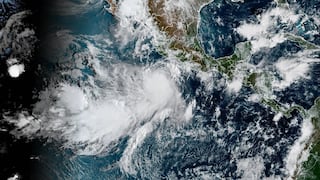 Huracán Polo toca tierra en México y provoca inundaciones y cortes de electricidad