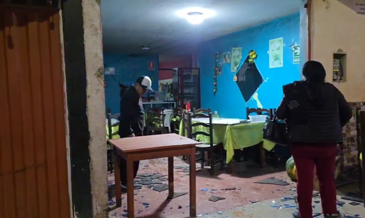 Afortunadamente no se reportaron personas heridas. La explosión fue tan fuerte que hizo salir volando la puerta del local y destruyó mesas, sillas y vidrios de las ventanas.