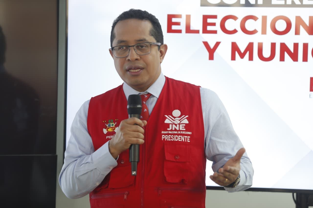 El presidente del JNE, Roberto Burneo, informó que solo participarán candidatos con inscripción definitiva. La lista final de postulantes será publicada el 5 de septiembre. (Foto: Cesar Campos / @photo.gec)