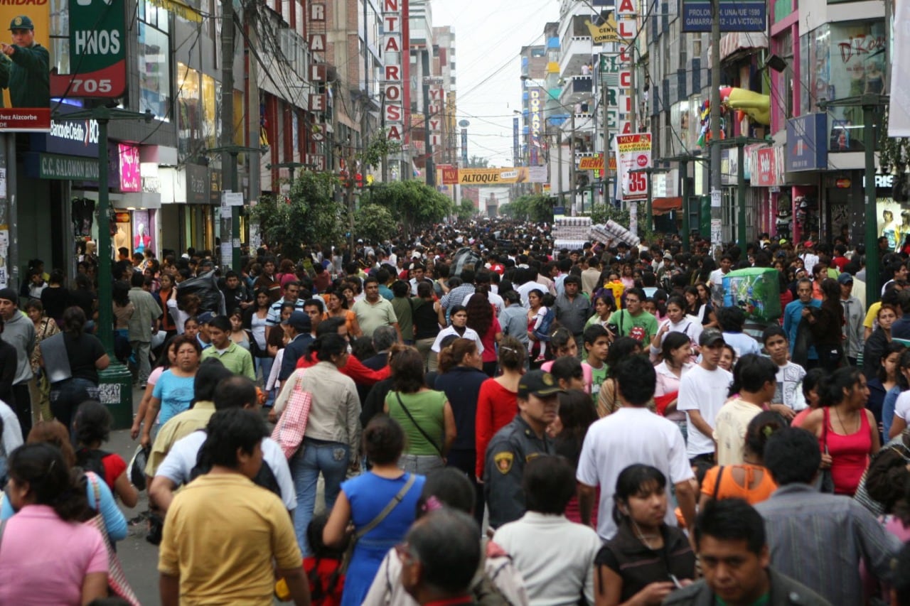 Compradores disputan las calles con ambulantes